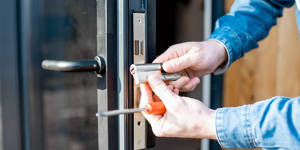 Locksmith replacing commercial door cilinder